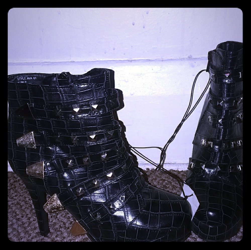 Size 7 Black and Gold High Heels